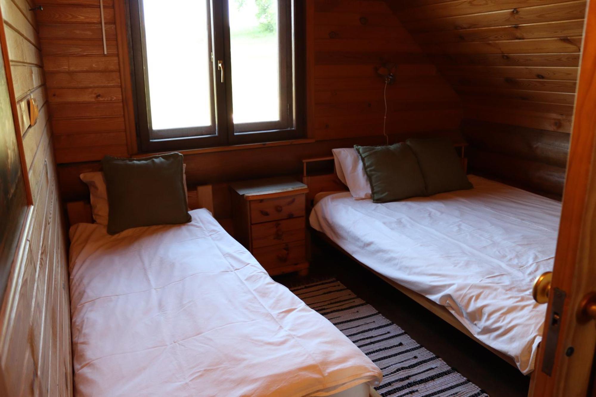 Kundzini Hotel Bīriņi Екстериор снимка