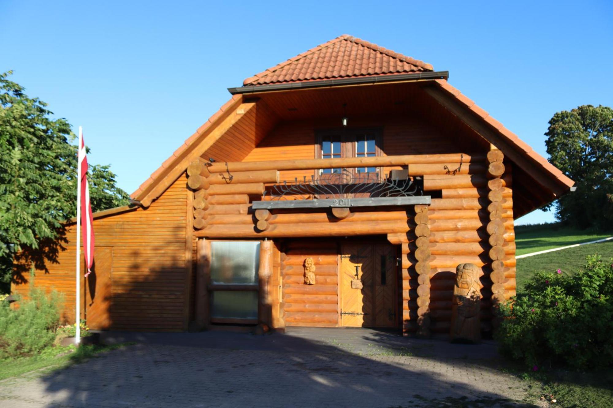 Kundzini Hotel Bīriņi Екстериор снимка