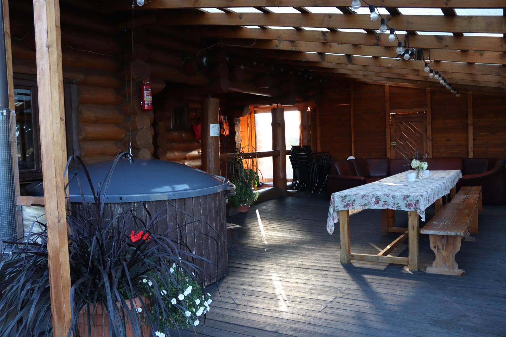 Kundzini Hotel Bīriņi Екстериор снимка